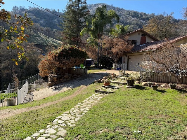 view of yard featuring a mountain view