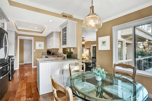 27704 Campanet Unit 31, Mission Viejo, CA 92692 - dining area with dark wood-style flooring, ornamental molding, baseboards, and a ceiling fan