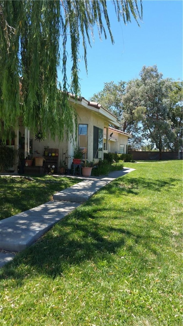 view of front of property with a front lawn