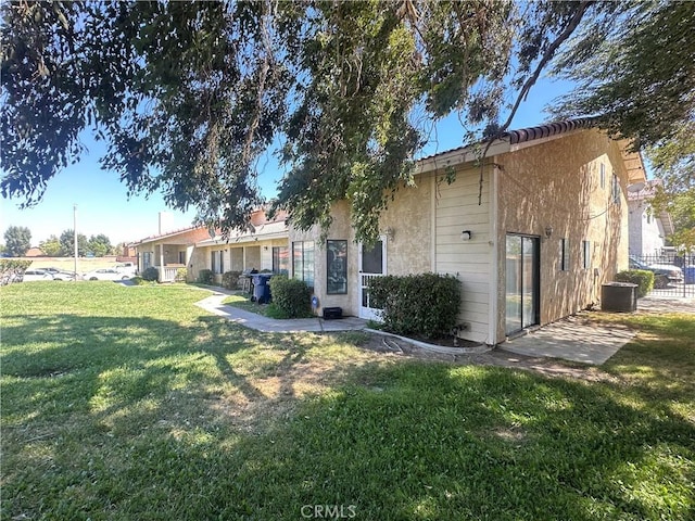 view of front of home featuring a front yard