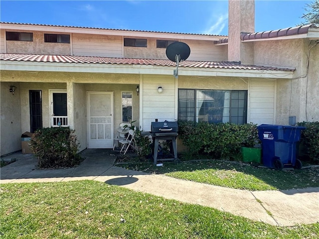 view of front of property featuring a front lawn