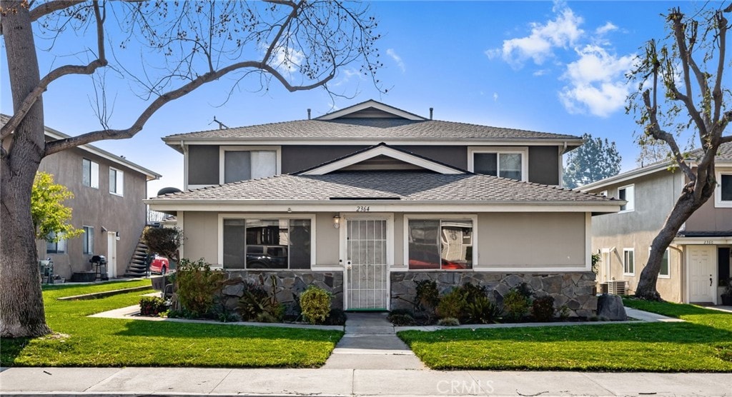 view of front of home featuring a front yard