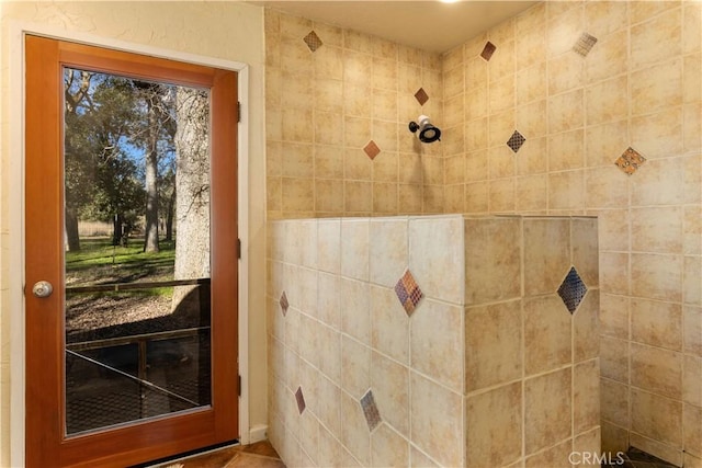 bathroom featuring a tile shower