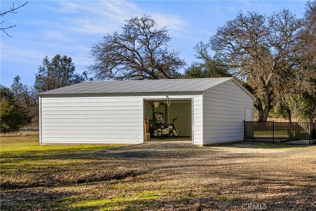 view of outdoor structure featuring a garage and a yard