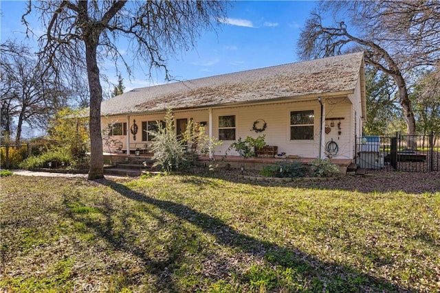 single story home featuring a front lawn