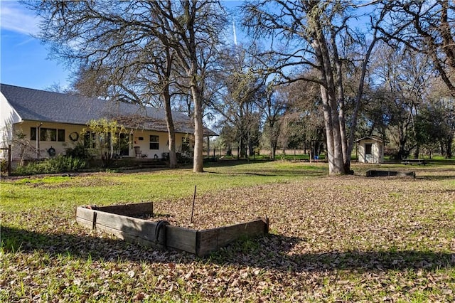 view of yard featuring a storage unit