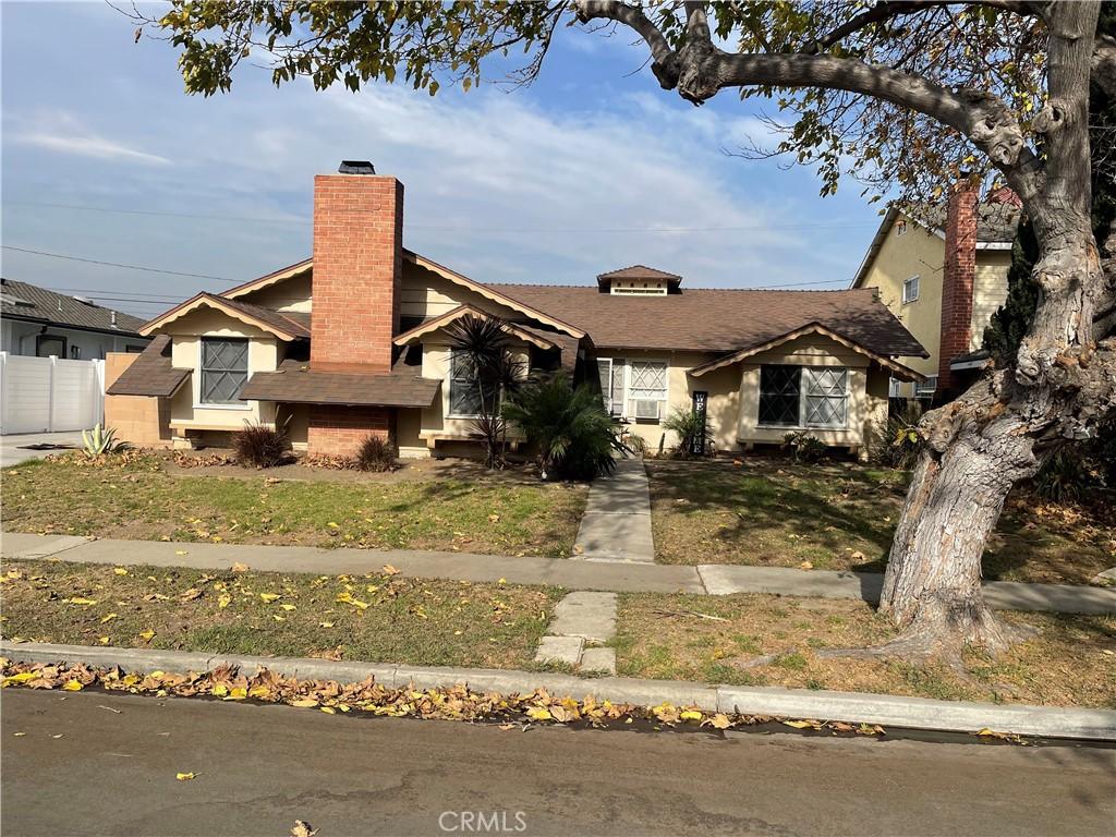 view of front of home with a front lawn