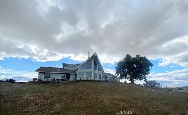 view of side of property featuring a lawn