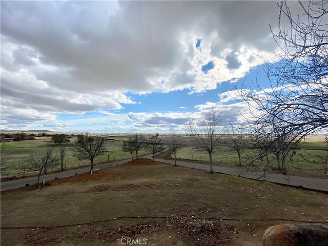 view of yard featuring a rural view