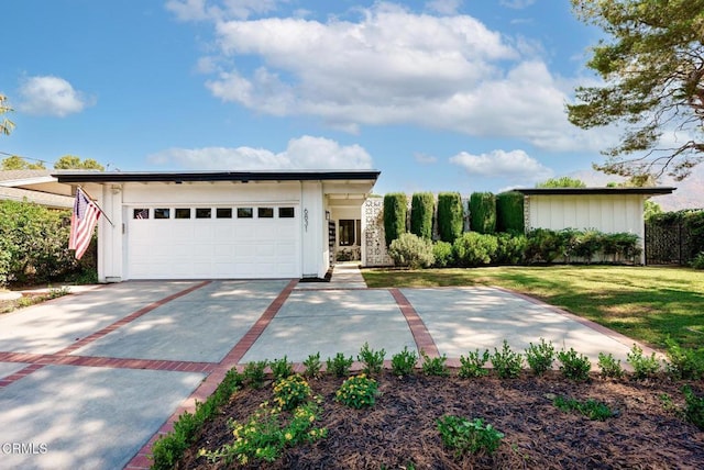 view of front facade featuring a front yard