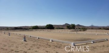 view of yard featuring a rural view