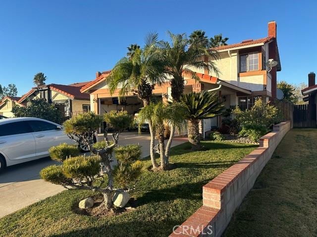 view of front of house featuring a front lawn