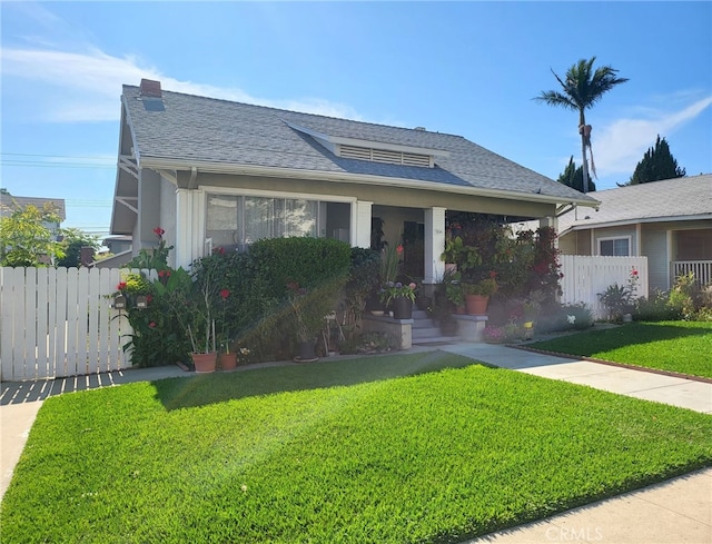 view of front facade featuring a front lawn