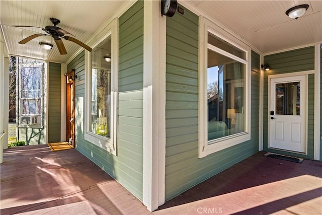 property entrance featuring ceiling fan and covered porch