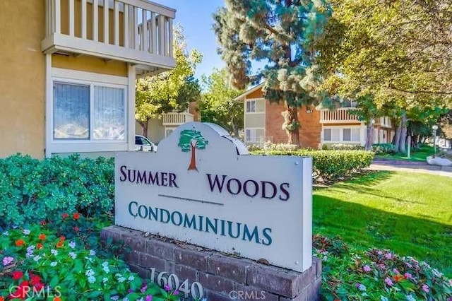 community / neighborhood sign featuring a yard