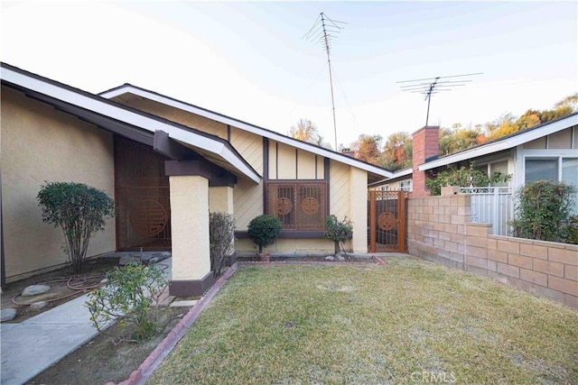 property entrance featuring a lawn