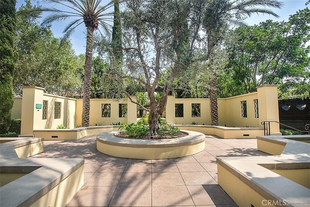 view of property's community featuring a patio area