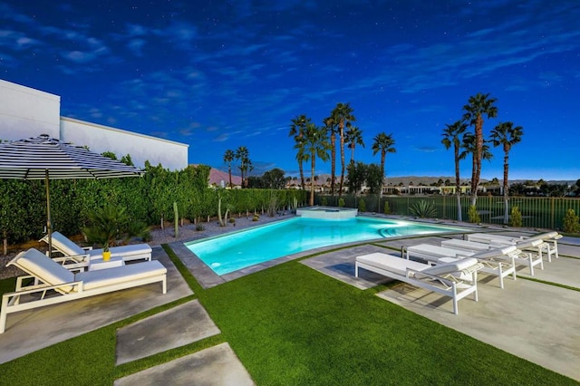 view of pool featuring an in ground hot tub, a yard, and a patio area