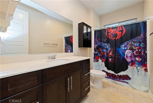 full bath with a shower with shower curtain, vanity, and toilet