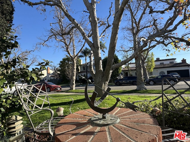 view of property's community featuring a yard