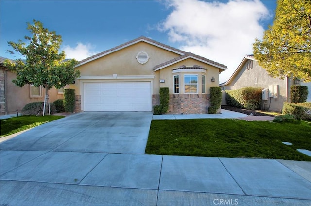 view of front of property featuring a front lawn and a garage