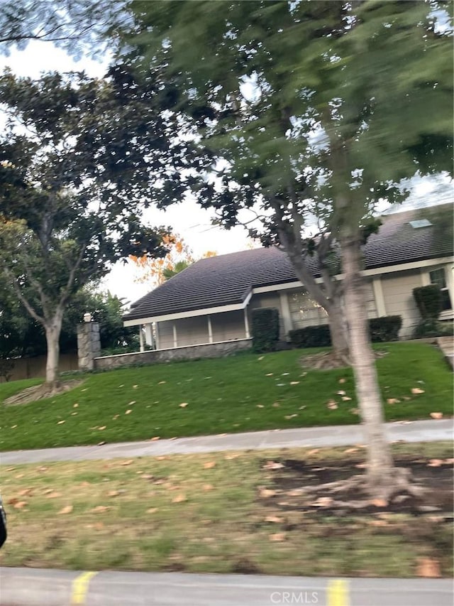 view of front of property with a front yard