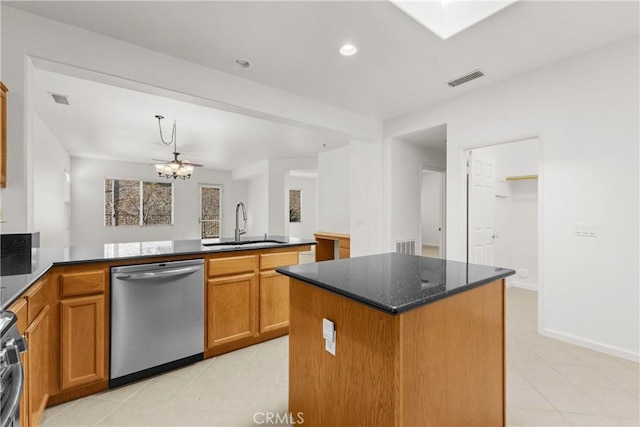 kitchen with sink, kitchen peninsula, stainless steel appliances, and a kitchen island