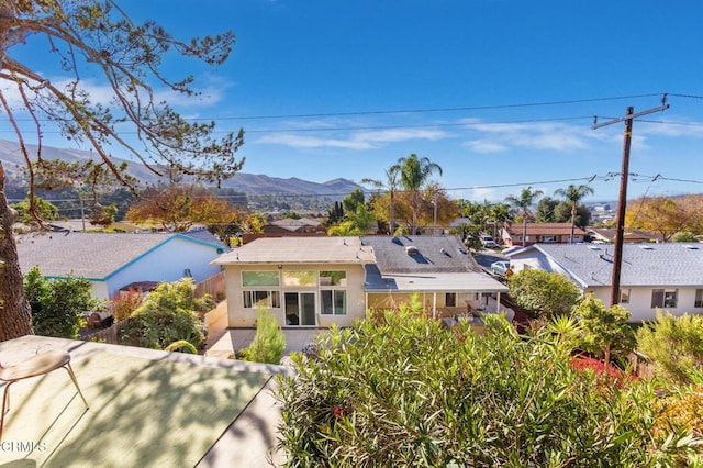 view of front of property featuring a mountain view