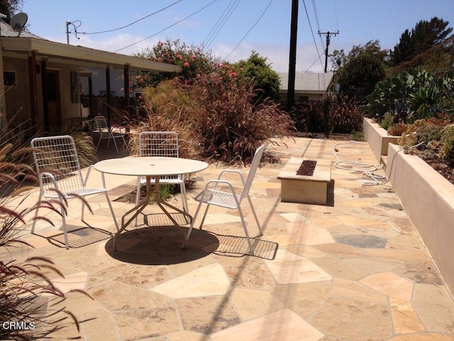 view of patio featuring a fire pit