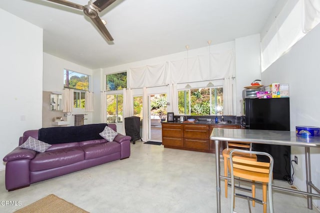 sunroom / solarium featuring ceiling fan