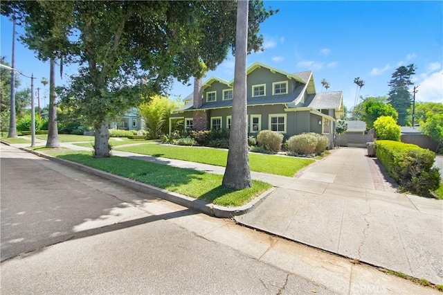 view of front of house featuring a front yard