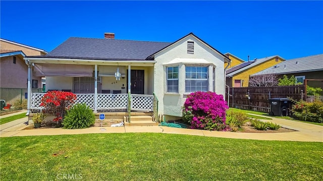 view of front facade featuring covered porch and a front yard