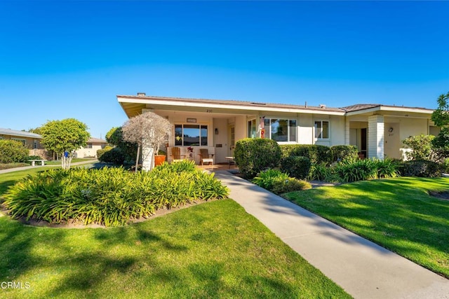 view of front of property featuring a front yard