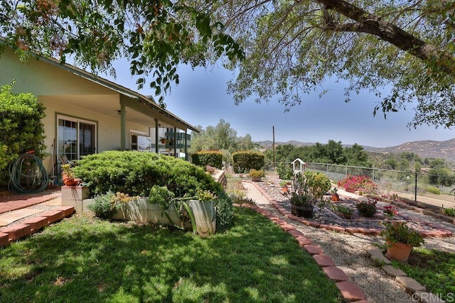 view of yard featuring a mountain view