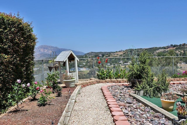 view of yard with a mountain view