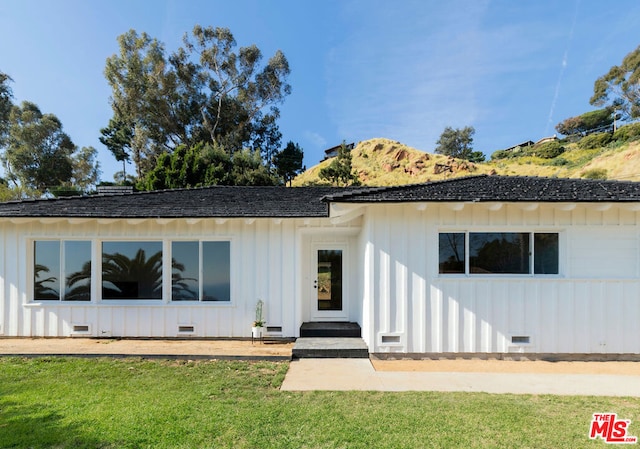 view of front of home featuring a front lawn