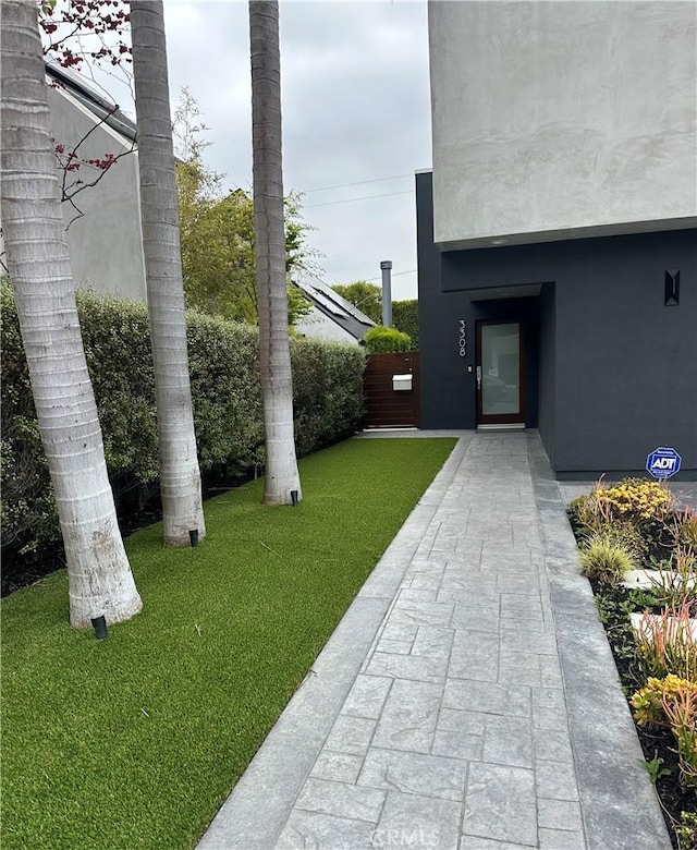 3308 Pacific Ave, Manhattan Beach, CA 90266 - view of green lawn