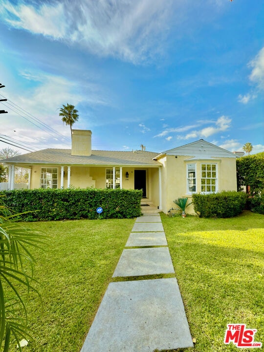 single story home featuring a front yard