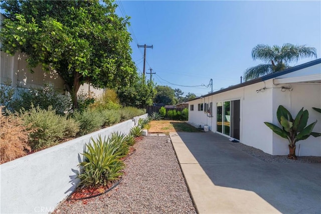 view of yard featuring a patio area