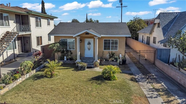 bungalow featuring a front lawn