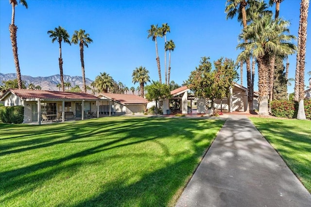 view of front of home featuring a mountain view and a front yard