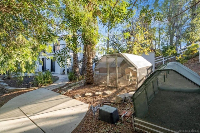 view of yard with an outbuilding