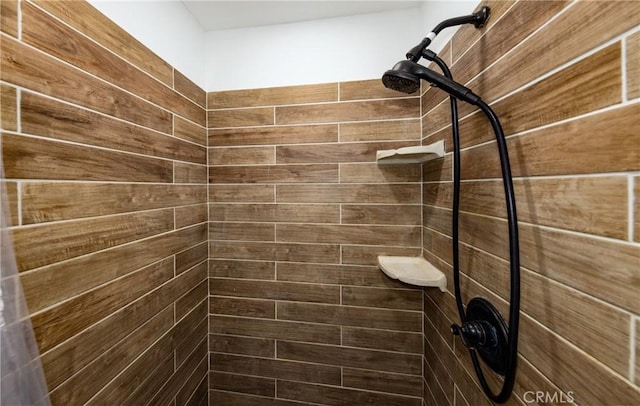 bathroom featuring a tile shower