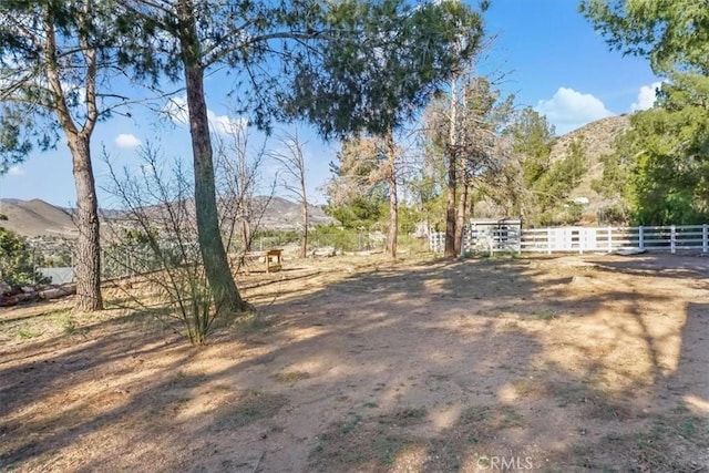 view of yard featuring a mountain view