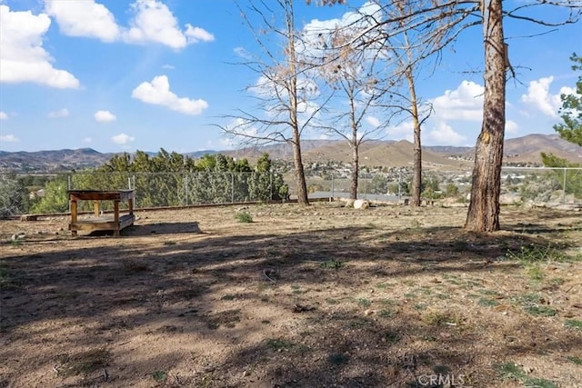 view of yard featuring a mountain view