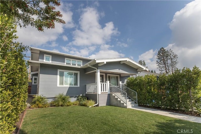 view of front of home featuring a front lawn