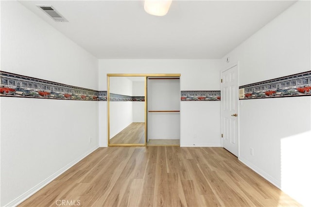 spacious closet featuring light hardwood / wood-style floors