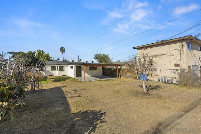 view of yard featuring a patio area