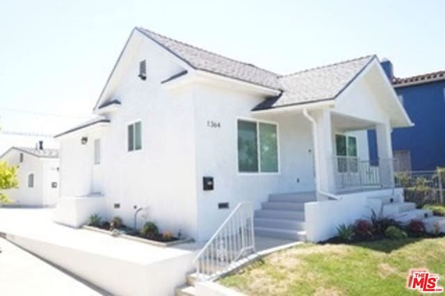 view of front of property featuring a front lawn and a porch