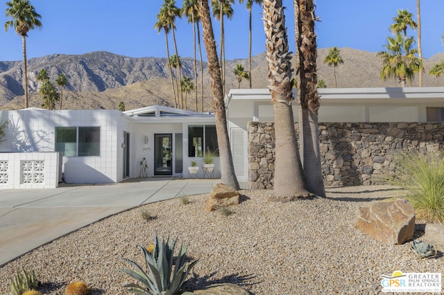 view of front of property featuring a mountain view